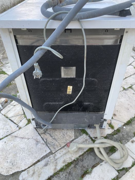 Máquina Lavar Loiça AEG em Bom Estado – A Funcionar