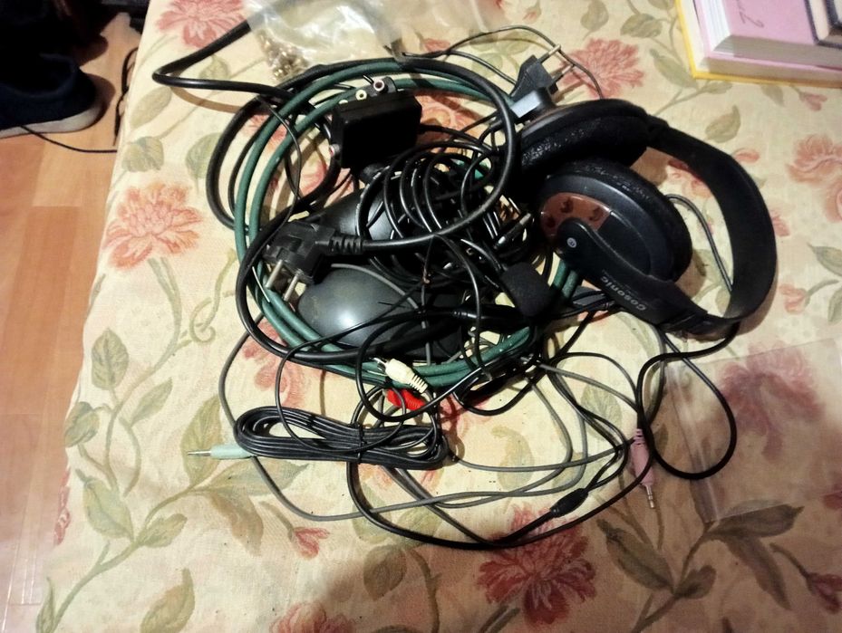 Навушники  і аксесуари до них(куча)