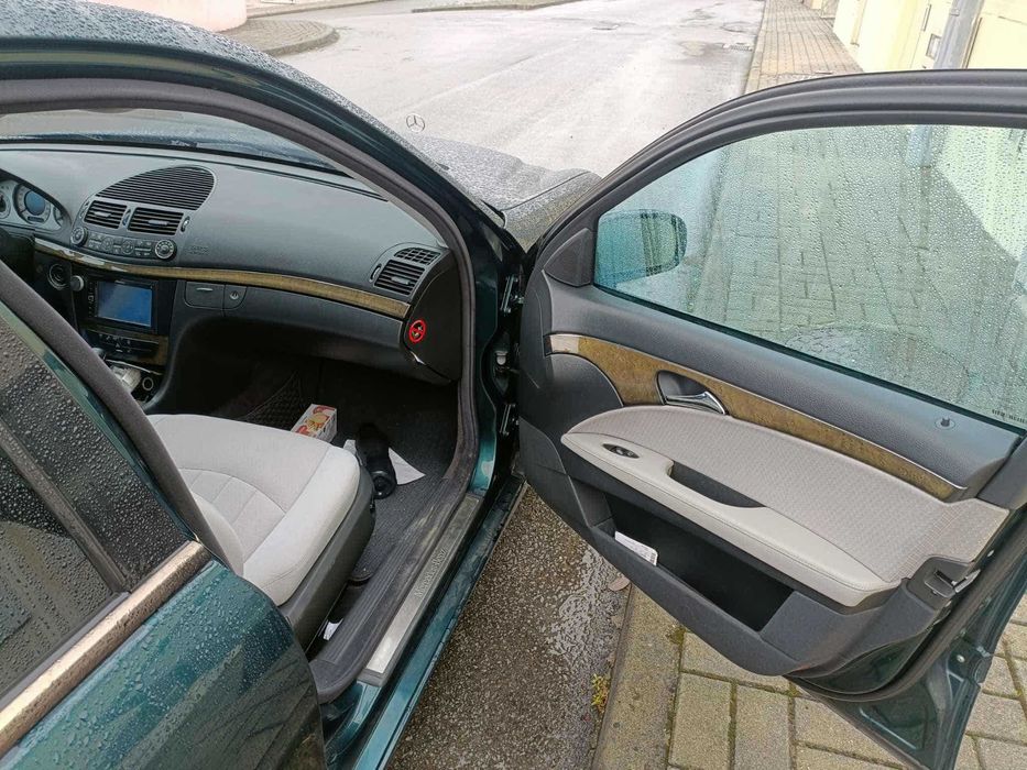 Mercedes E 270.