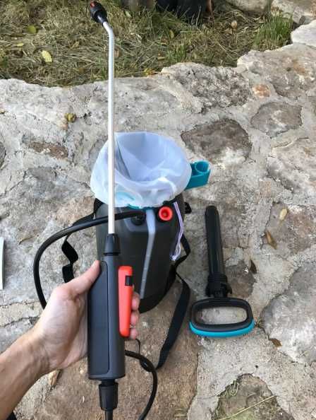 Opryskiwacz ciśnieniowy z wbudowanym stopniem do ogrodu ogrodowy