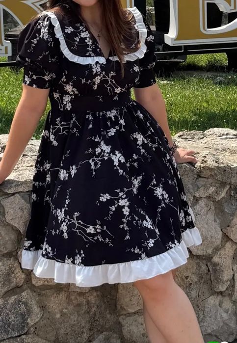 Urocza sukienka mini w kwiaty z bufkami i falbanami | Coquette / Vinta