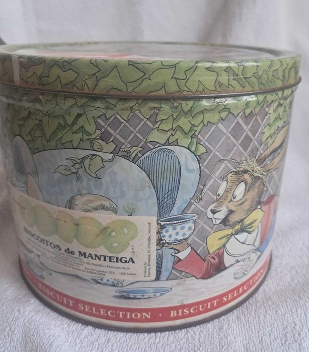 Caixa em Lata Vintage 'Alice no País das Maravilhas'