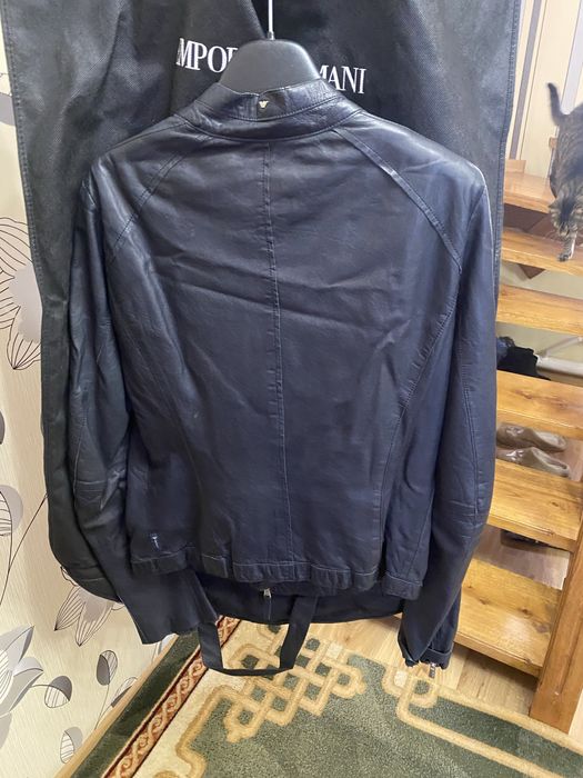 Продам кожаную куртку ARMANI