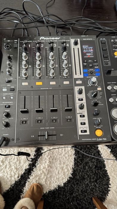 Pioneer DJM750, 3 CDJ 1000 mk3, 1 XDJ 700 Rekordbox, 2 Hk Polar 12