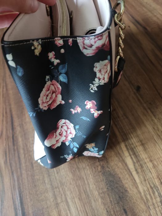 Guess torebka damska pojemna 30/20/10 kwiaty pudrowy róż