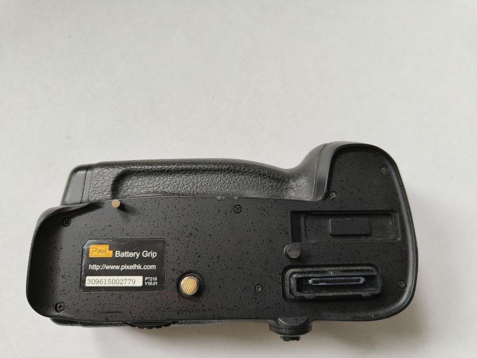Nikon D600 plus grip pixel