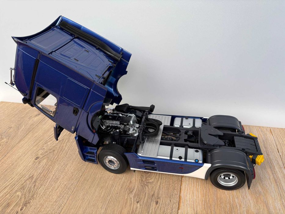 Mercedes-Benz Actros GigaSpace 4x2 2023 (Blue) NZG 1:18