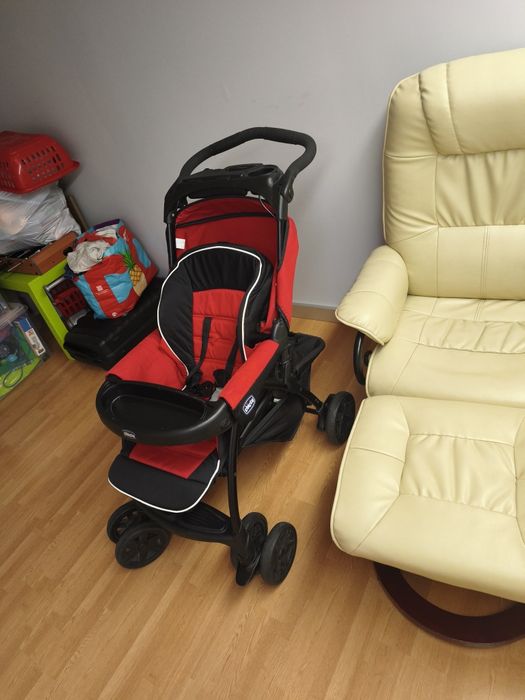 Poltrona de massagem e carrinho de bebe