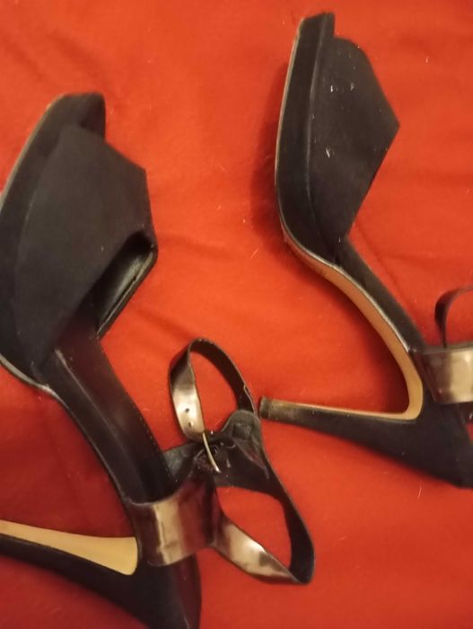 Sapatos pretos de salto da sapataria Guimarães