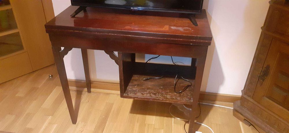 Vende-se mesa de jogo muito antiga  e loiça Bordalo Pinheiro
