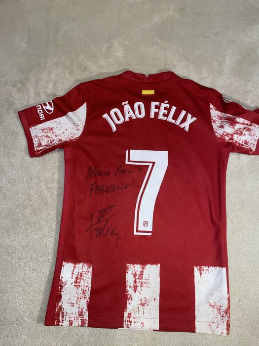 Thisr-t autografada pelo João Félix,do atletico de Madrid.