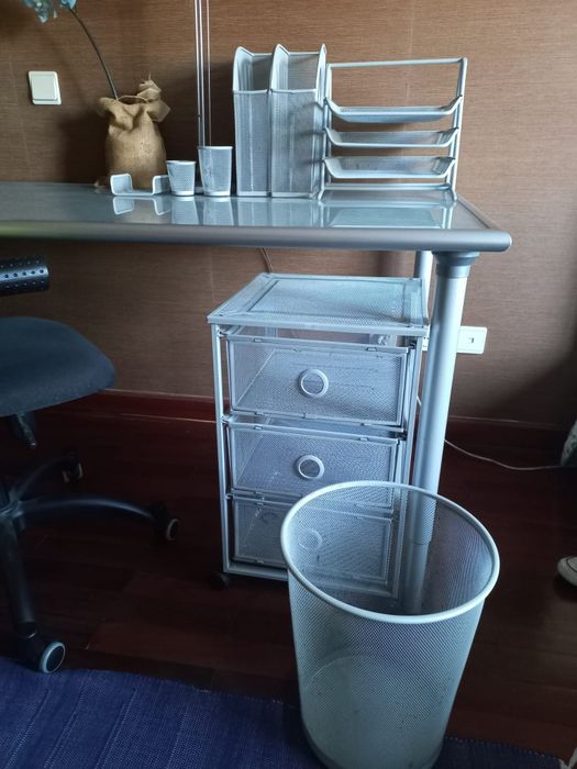 Secretária com tampo de vidro, bloco de gavetas e Cadeira Ikea