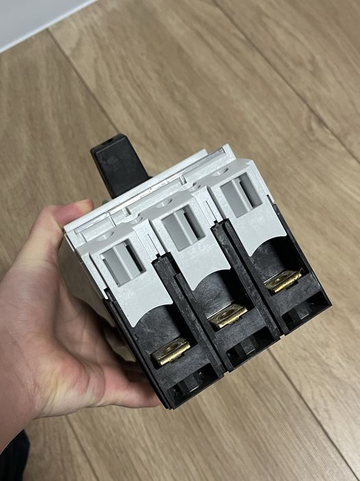 автоматичний вимикач Eaton NZMN2-ME220