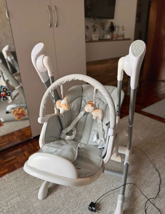 Cadeira de balanço com uma mesa de alimentação.