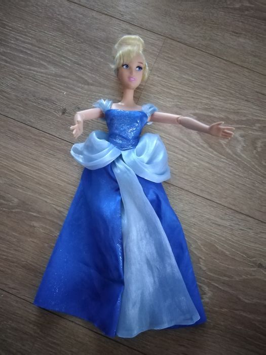 Lalka Kopciuszek grająca