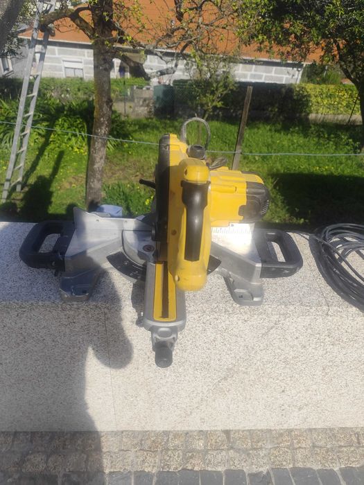 Serra de esquadria Dewalt