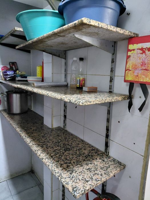 Prateleiras granito com suporte metálico