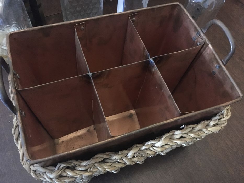 Porta Garrafas Vime e Latão