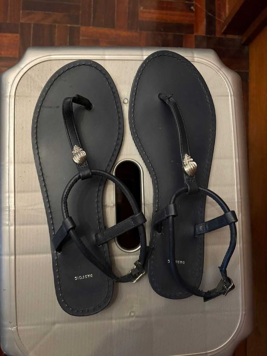 Sandálias Rasas Parfois Pretas c/ Concha Prateada - Tam 37