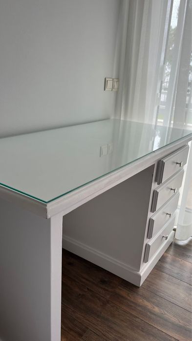 Secretária branca com tampo de vidro