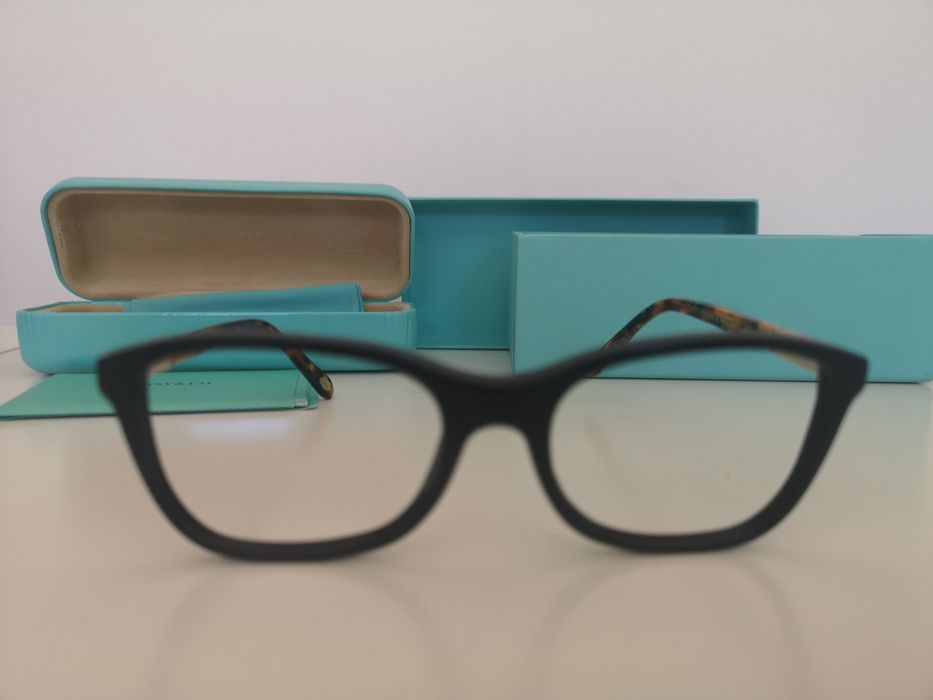 Armações de Óculos de sol ou graduados.