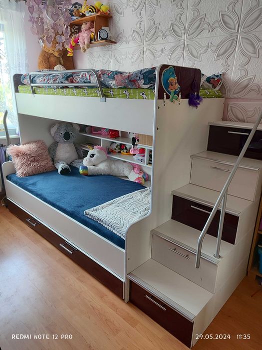 Łóżko piętrowe że schodkami