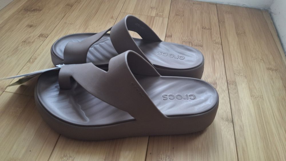 Crocs Getaway piekne sandały na platformie taupe r. 39 40