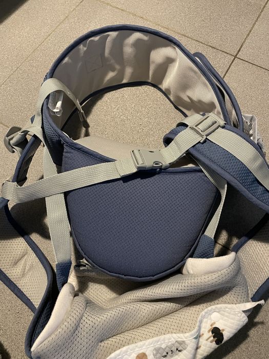 Porta-bebé ergonómico com assento de anca
