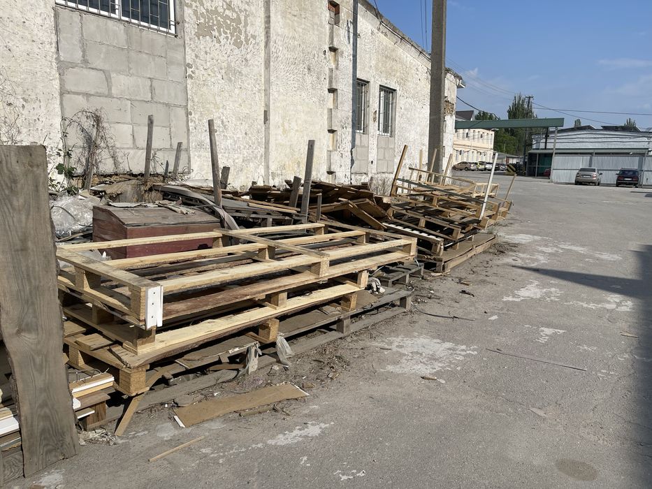 Продам Піддони деревʼяні великого  розміру.