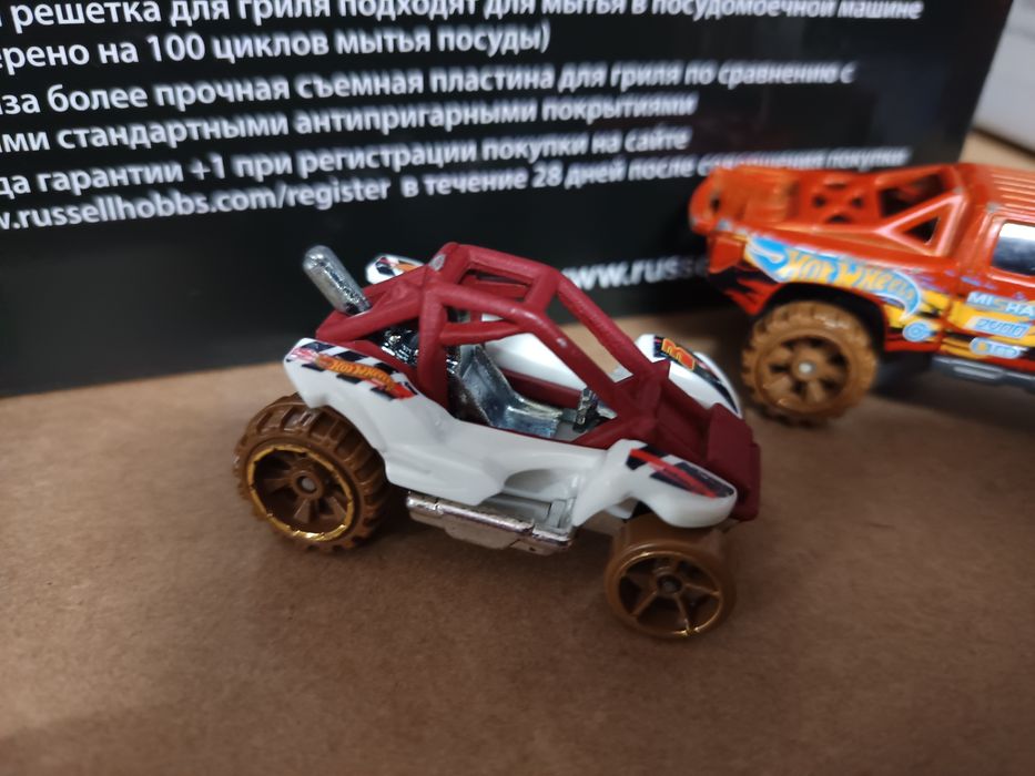 8 carrinhos HotWheels