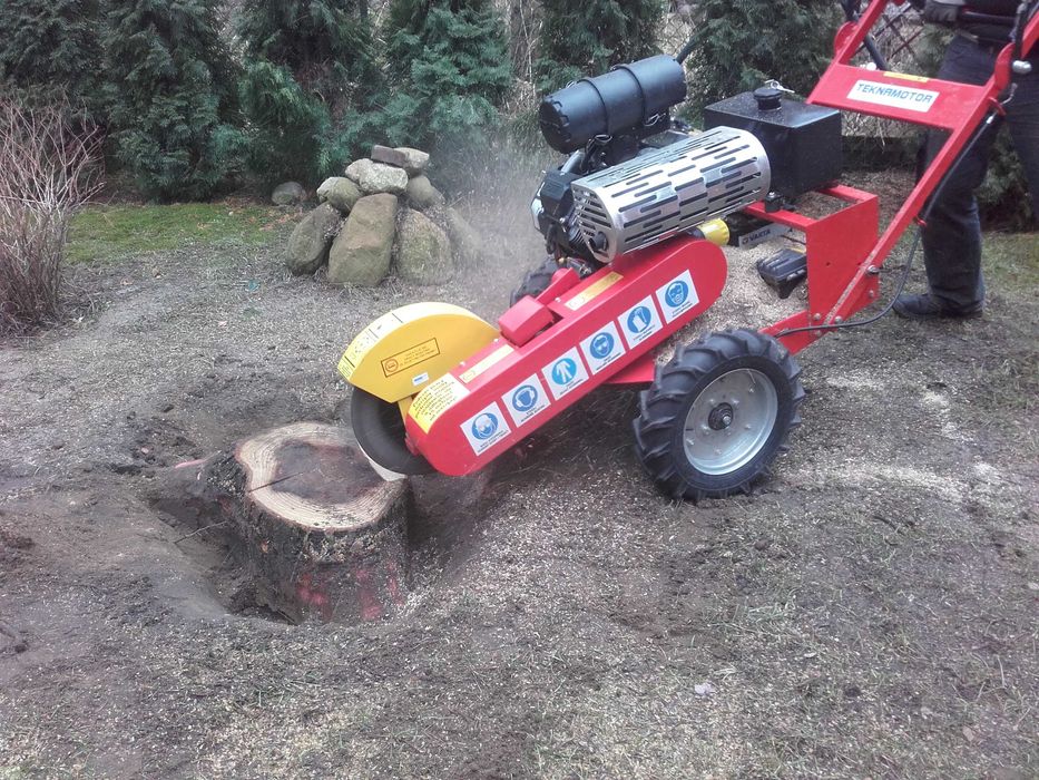 sprzątanie usuwanie rozdrabnianie gałęzi z działek rębakiem Łódź