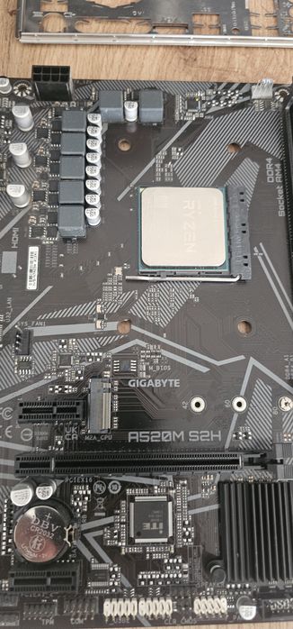 Kit Upgrade Ryzen 5 3400G + Gigabyte A520M S2H + Fonte 550W