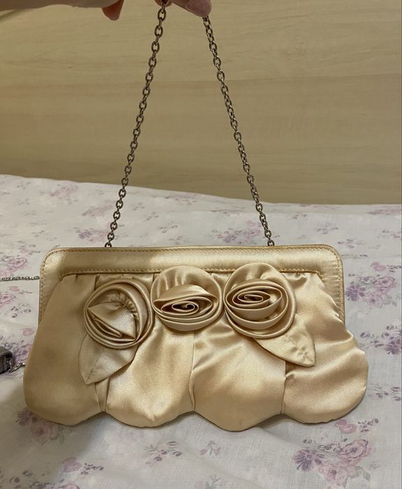 Сумка клач золото атлас с розами