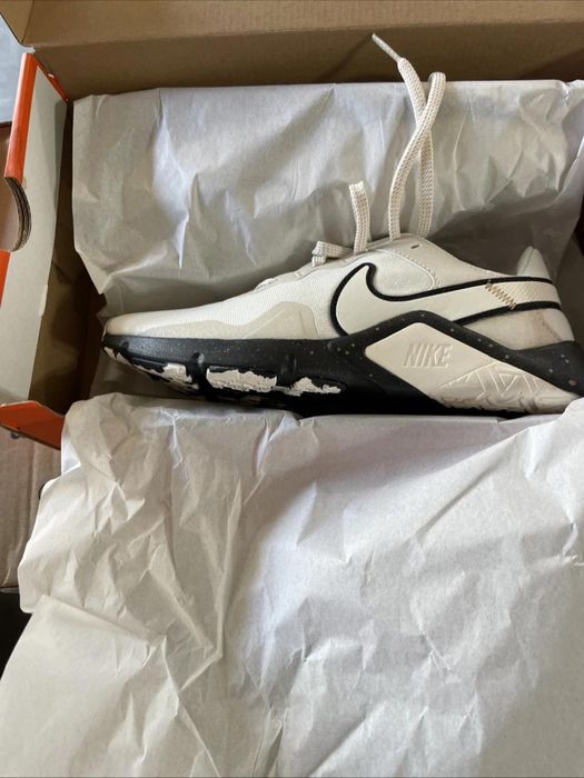 Nike Legend Essensial 2 CZ3668-100 розмір 38.5