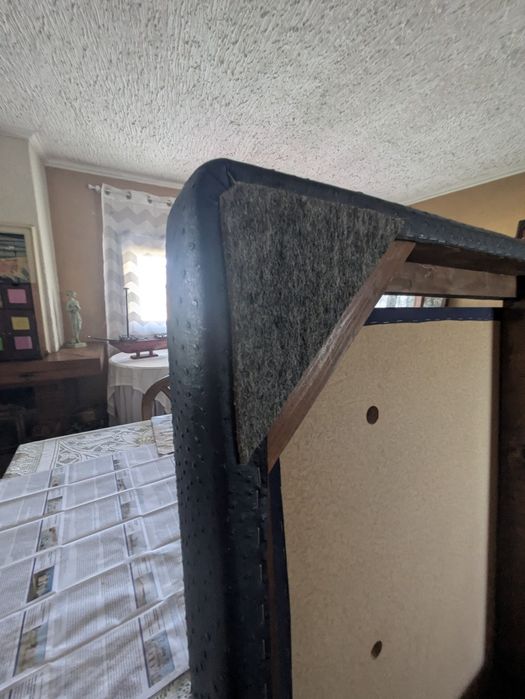 cama  com cabeceira azul petróleo