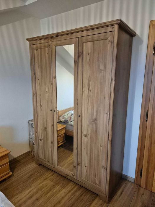 Szafa trzydrzwiowa z lustrem