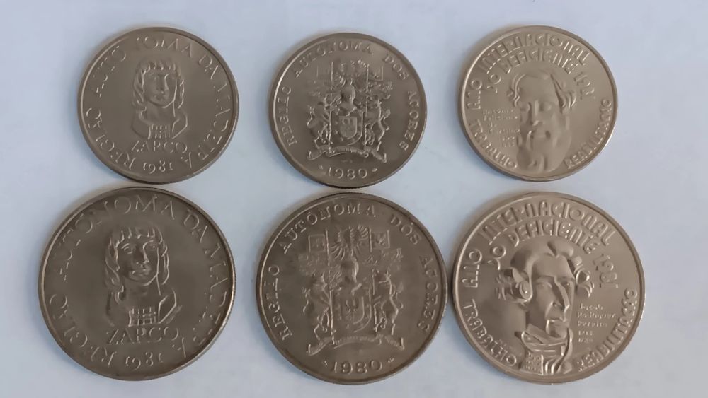 3 conjuntos de moedas de 25 e de 100 escudos