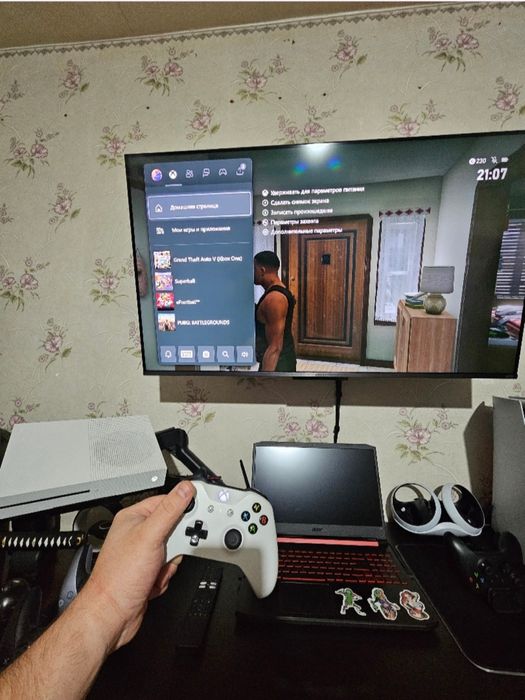 Xbox One S обслужена консоль з геймпадом та кабелями