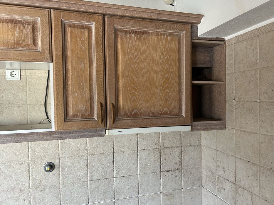 Cozinha usada com exaustor e lava loiça e triturador de residuos