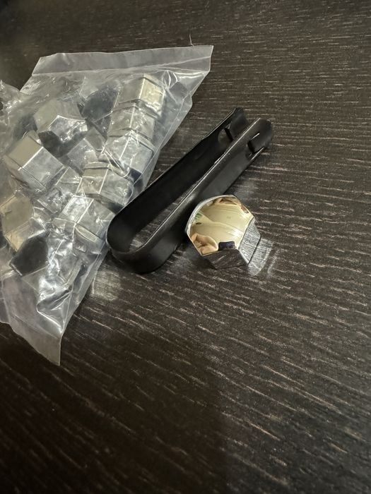 Заглушки на колісні болти