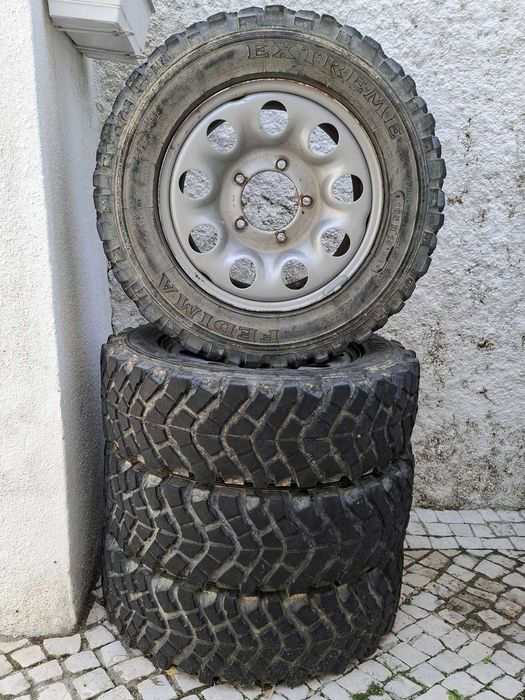 Quatro pneus fedima e jantes de 15 polegadas.
