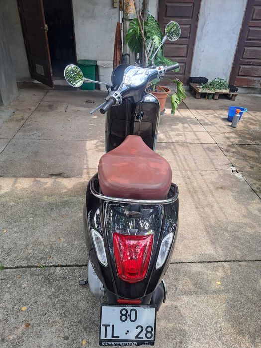 Mota Vespa Primavera 125cc, de 8/2017 com 15 800Km.  Bastante económica e muito fiável, tem pneus novos, manutenção recente e 2 chaves.