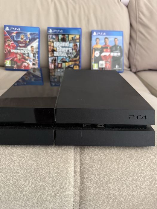Ps4 com 2 comandos e 3 jogos