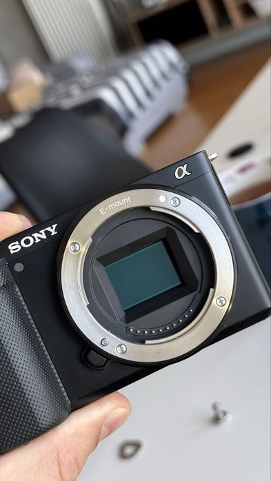 Sony ZV-e10 mark I ze kitowym objektywem i klatką, gwarancja do 02.2027 ...