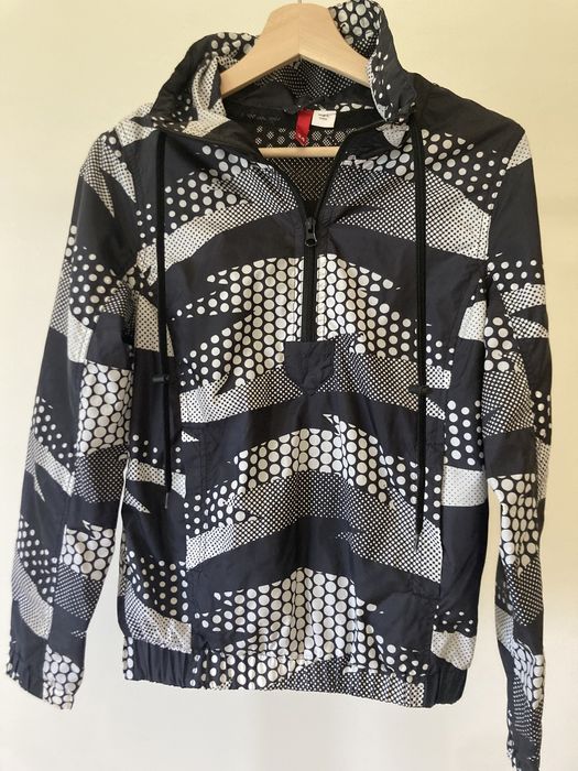 Impermeável HM preto e branco com padrão
