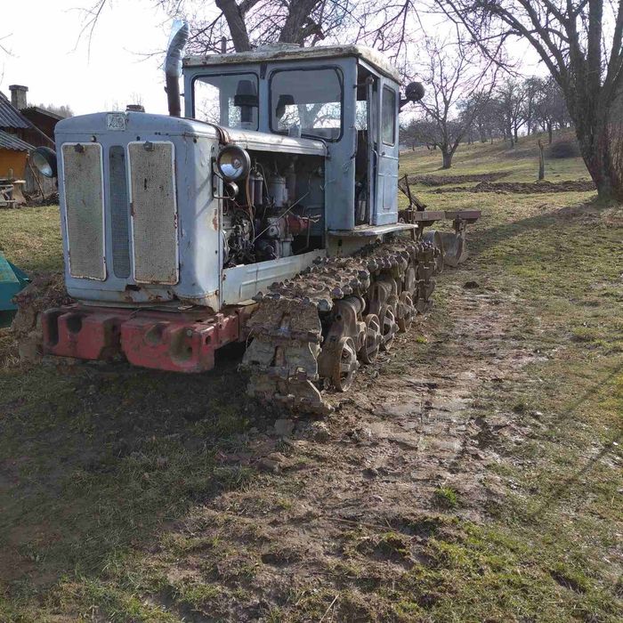 Трактор ХТЗ-74 з плугами