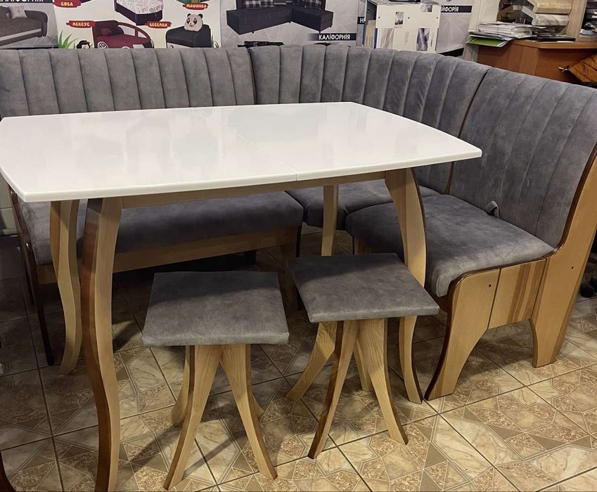 Куточок стіл табуретки диван