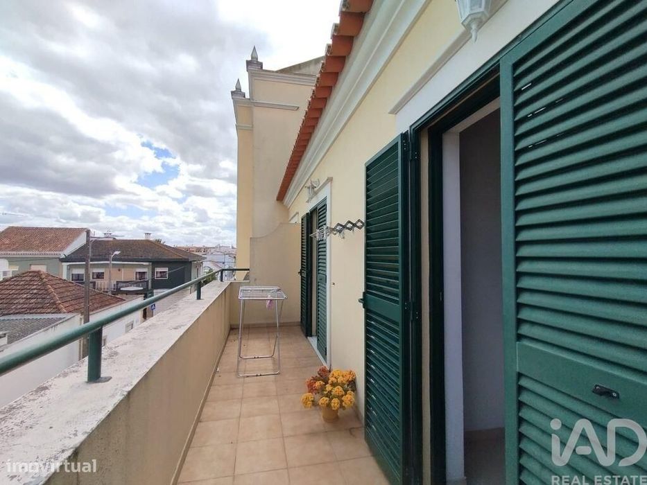 Apartamento T2 em Almeirim de 163,00 m2