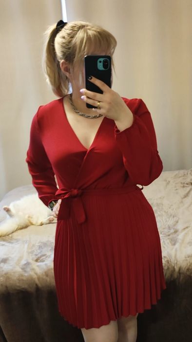 Czerwona sukienka przed kolano | plisowana | dekolt V | elegancka