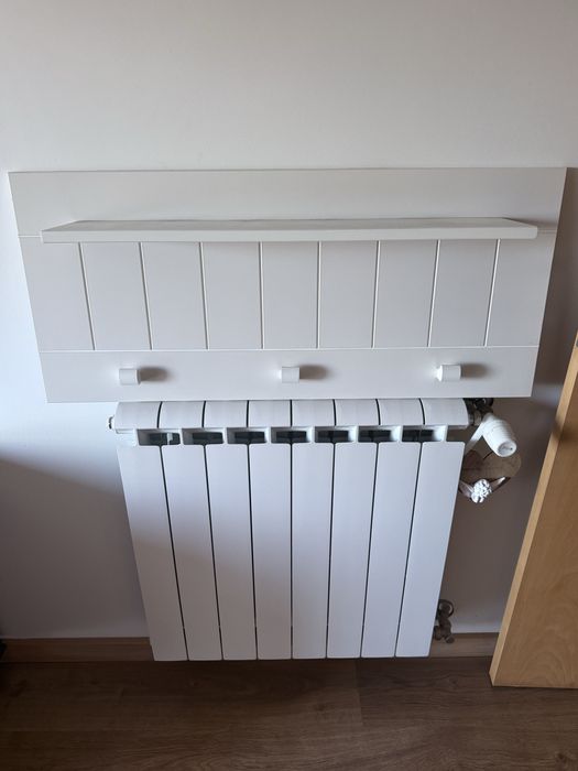 Painel de parede com ganchos e prateleira64751295122050120